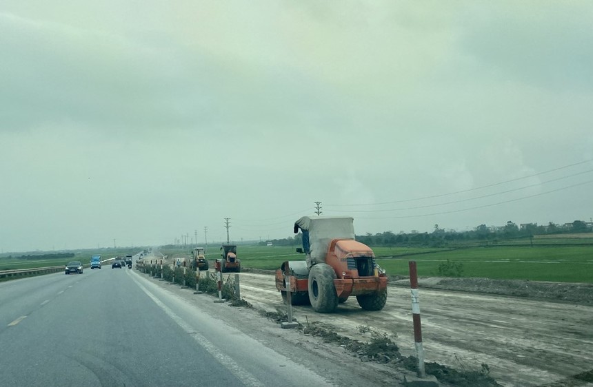 Tuyến đường nối 2 cao tốc đoạn qua địa phận tỉnh Hưng yên đang được đơn vị thi công đẩy nhanh tiến độ. Ảnh: Phạm Đăng.