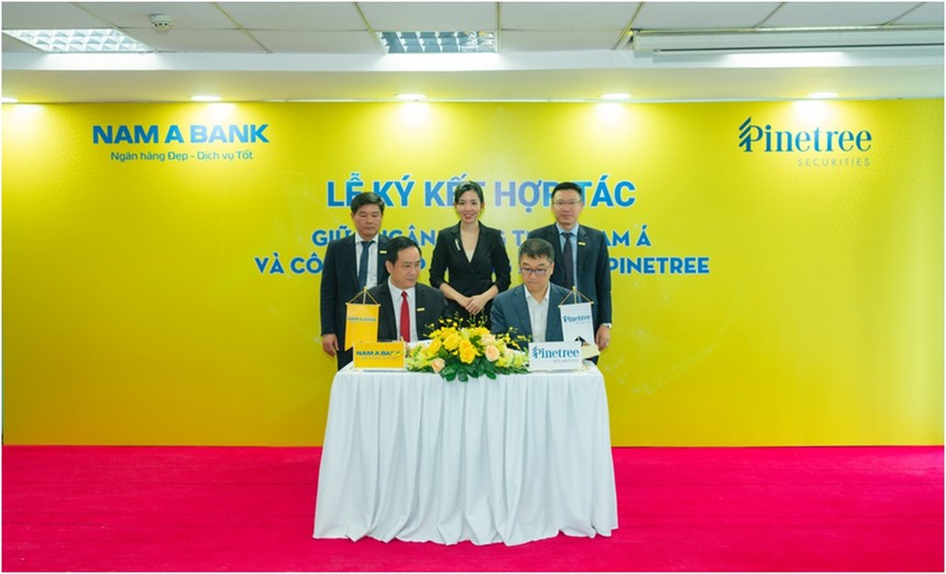 Ông Hà Huy Cường- Phó Tổng Giám đốc Nam Á Bank (Trái) và Ông Lee Jun Hyuck- Tổng Giám đốc Chứng khoán Pinetree (Phải) đại diện ký kết.
