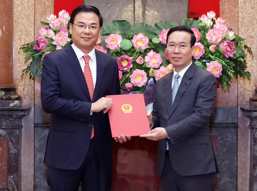 Chủ tịch nước Võ Văn Thưởng trao Quyết định bổ nhiệm Đại sứ Việt Nam tại Nhật Bản cho ông Phạm Quang Hiệu.