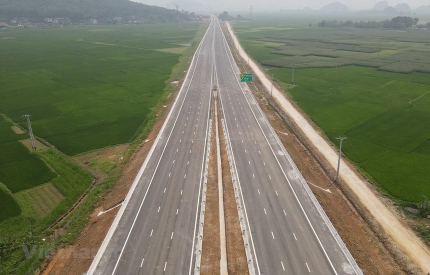 Dự án cao tốc Mai Sơn-Quốc lộ 45 đang hoàn thiện các hạng mục cuối để khánh thành vào ngày 29/4. (Ảnh: CTV/Vietnam+).