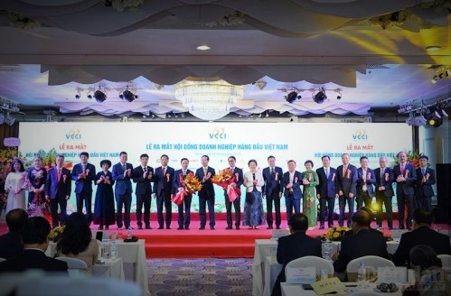 Chủ tịch nước Võ Văn Thưởng tặng hoa chúc mừng Hội đồng Doanh nghiệp hàng đầu Việt Nam.