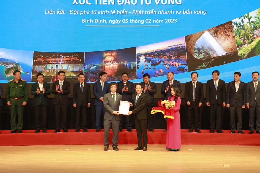 Ông Nguyễn Văn Khoa, Tổng giám đốc Tập đoàn FPT (hàng đầu, bên trái) nhận giấy phép từ Chủ tịch UBND tỉnh Bình Định, Phạm Anh Tuấn.