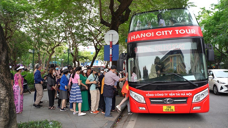 Du khách trải nghiệm miễn phí xe bus 2 tầng tham quan Hà Nội trong 5 ngày nghỉ lễ.