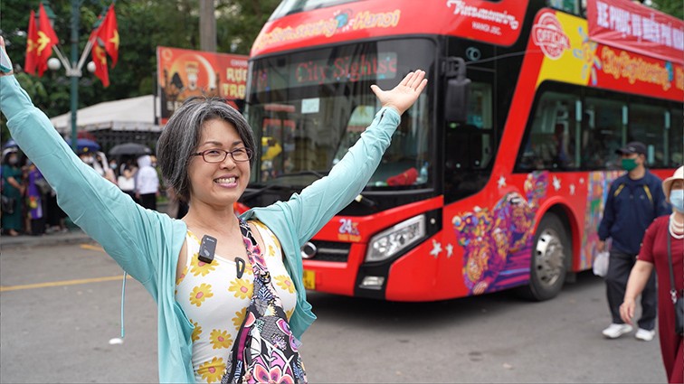 Du khách hào hứng khi được trải nghiệm miễn phí xe bus 2 tầng tham quan Hà Nội.