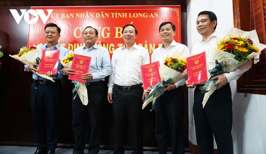Ông Nguyễn Văn Út, Chủ tịch UBND tỉnh Long An (đứng giữa) trao quyết định về công tác cán bộ.