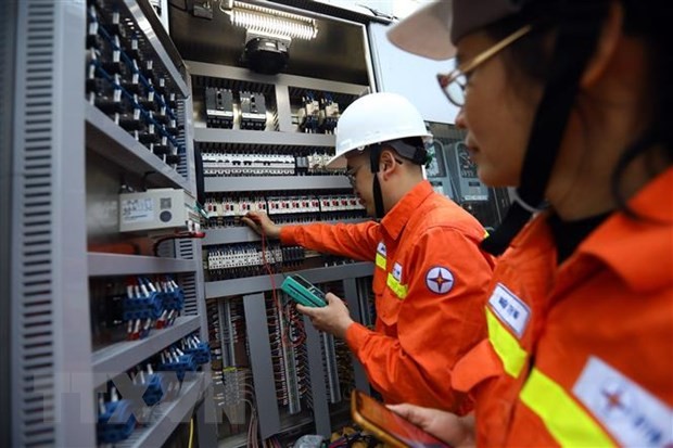 Công nhân Công ty Truyền tải điện 1 kiểm tra thiết bị Trạm biến áp 220kV Xuân Mai. (Ảnh: Huy Hùng/TTXVN)