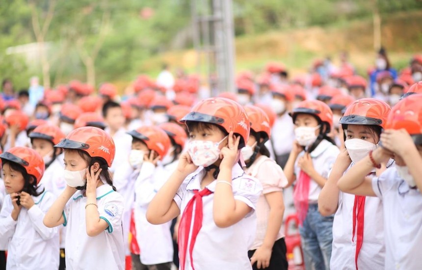 Học sinh tiểu học thực hành đội mũ bảo hiểm đạt chuẩn và đúng cách. (Ảnh: CTV/Vietnam+).