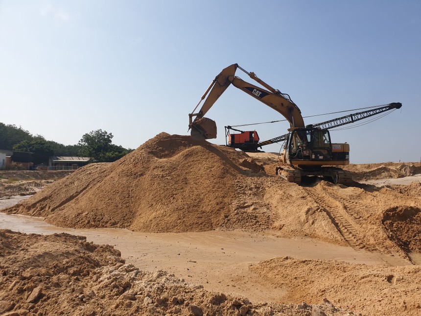 Việc tìm đủ nguồn cát xây dựng đang là nỗi lo của chủ đầu tư các dự án đường cao tốc tại Đồng bằng sông Cửu Long. (Ảnh: Việt Hải).