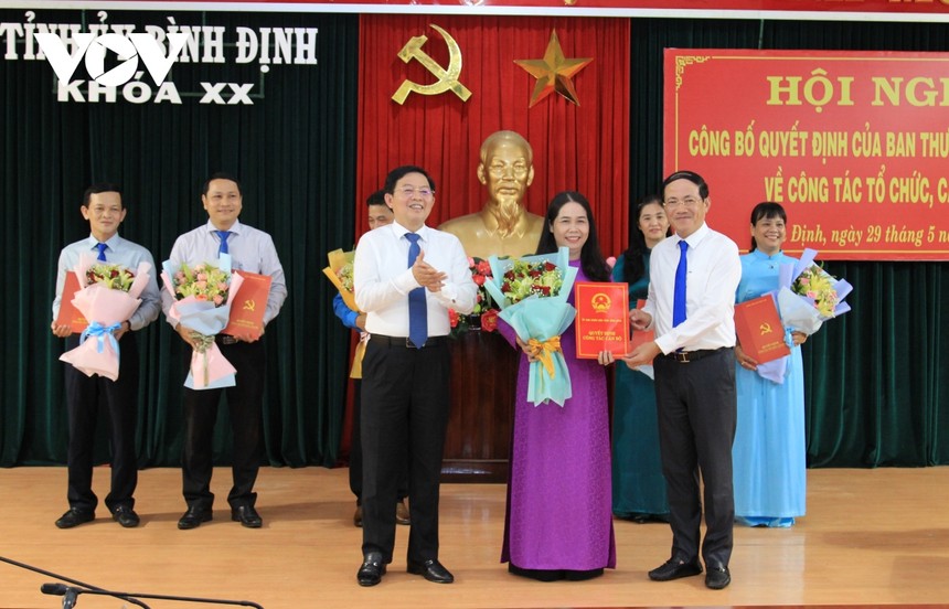Lãnh đạo Tỉnh ủy, UBND tỉnh Bình Định trao các quyết định cho Bà Đỗ Thị Diệu Hạnh, tân Giám đốc Sở Lao động Thương binh và Xã hội tỉnh Bình Định.