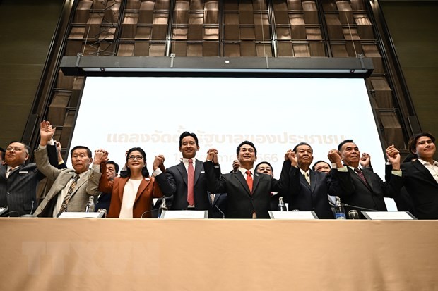 Ứng viên Thủ tướng Thái Lan, lãnh đạo đảng Tiến bước (MFP) Pita Limjaroenrat (thứ 4, trái) và các đối tác trong liên minh cầm quyền đạt thỏa thuận thành lập Chính phủ mới, tại Bangkok ngày 18/5/2023. (Ảnh: AFP/TTXVN)