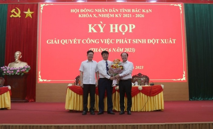 Tân Phó Chủ tịch UBND tỉnh Bắc Kạn Nông Quang Nhất (đứng giữa).