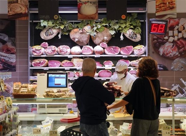 Khách hàng mua hàng hoá tại siêu thị ở Rome, Italy. (Ảnh: THX/TTXVN)