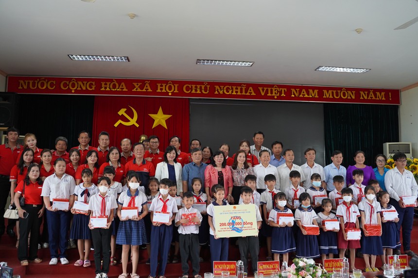 Dai-ichi Life Việt Nam trao tặng học bổng trị giá 200 triệu đồng cho học sinh có hoàn cảnh đặc biệt, khó khăn tại tỉnh Long An