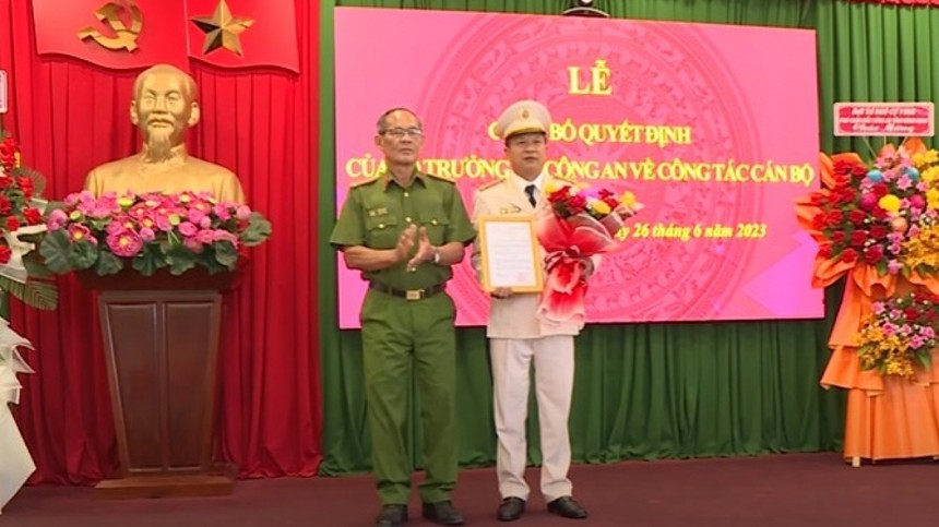 Đại tá Lý Hồng Sinh, Phó Giám đốc phụ trách Công an tỉnh Tây Ninh (bên trái) trao Quyết định cho Thượng tá Phan Văn Triều (Ảnh: T.Ninh)