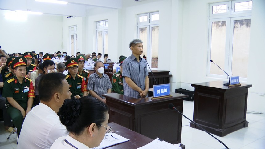 Cựu Tư lệnh Cảnh sát biển Nguyễn Văn Sơn hầu tòa do cáo buộc cùng đồng phạm tham ô 50 tỷ đồng. Ảnh: TTXVN.