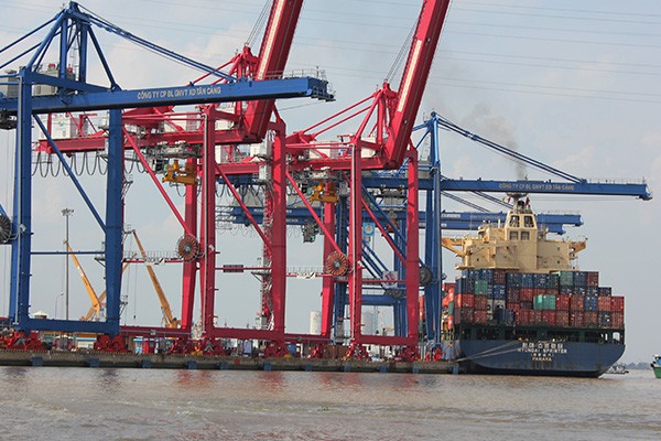 Hoạt động xuất nhập khẩu hàng hóa tại cảng Cát Lái, TP.HCM - Ảnh: Anh Quân