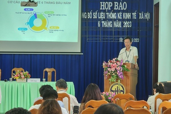 Ông Nguyễn Đình Bửu Quang, Cục trưởng Cục Thống kê tỉnh Tây Ninh phát biểu tại buổi họp. (Ảnh: Việt Dũng)
