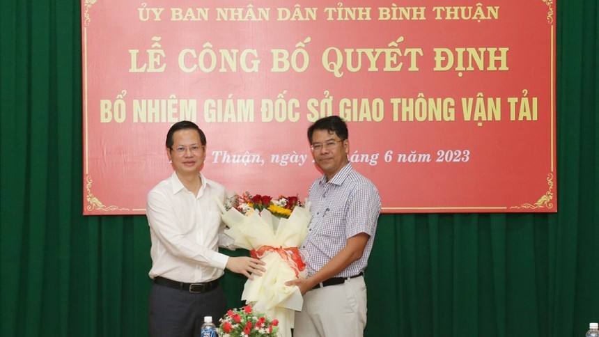 Chủ tịch UBND tỉnh Đoàn Anh Dũng chúc mừng ông Nguyễn Quốc Nam (phải), tân Giám đốc Sở Giao thông vận tải (Ảnh: Tr.T)
