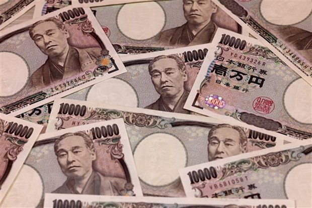 Đồng tiền mệnh giá 10.000 yen tại Tokyo, Nhật Bản. (Ảnh: AFP/TTXVN)