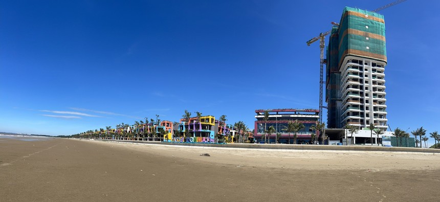Toà Ibiza Party Resort và Trung tâm nghỉ dưỡng Bốn Mùa (ngoài cùng bên phải) đã hoàn thành những hạng mục quan trọng nhất, sẵn sàng đi vào hoạt động trong thời gian sắp tới.