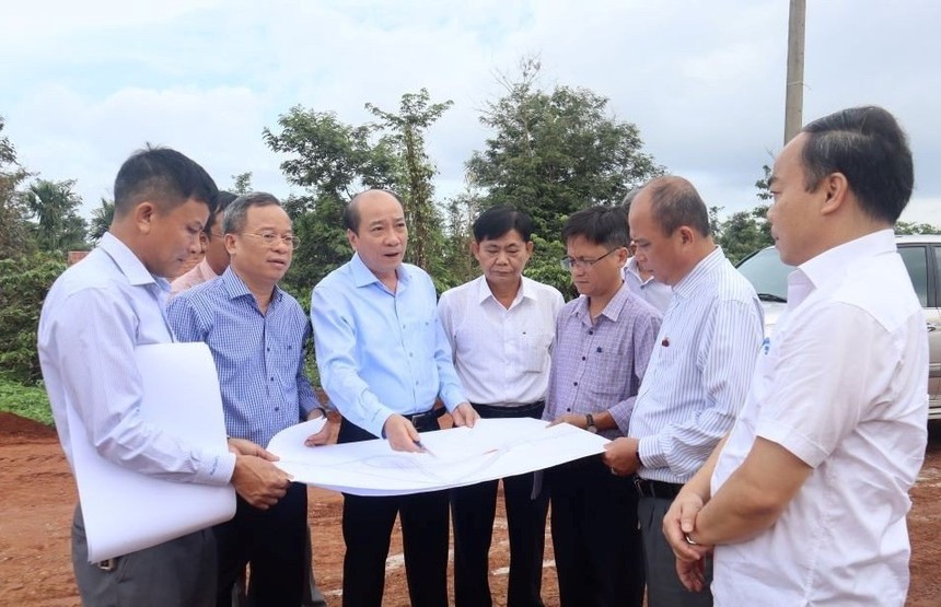 Lãnh đạo tỉnh Đắk Lắk trong lần kiểm tra công tác giải phóng mặt bằng cao tốc Khánh Hoà - Buôn Ma Thuột.