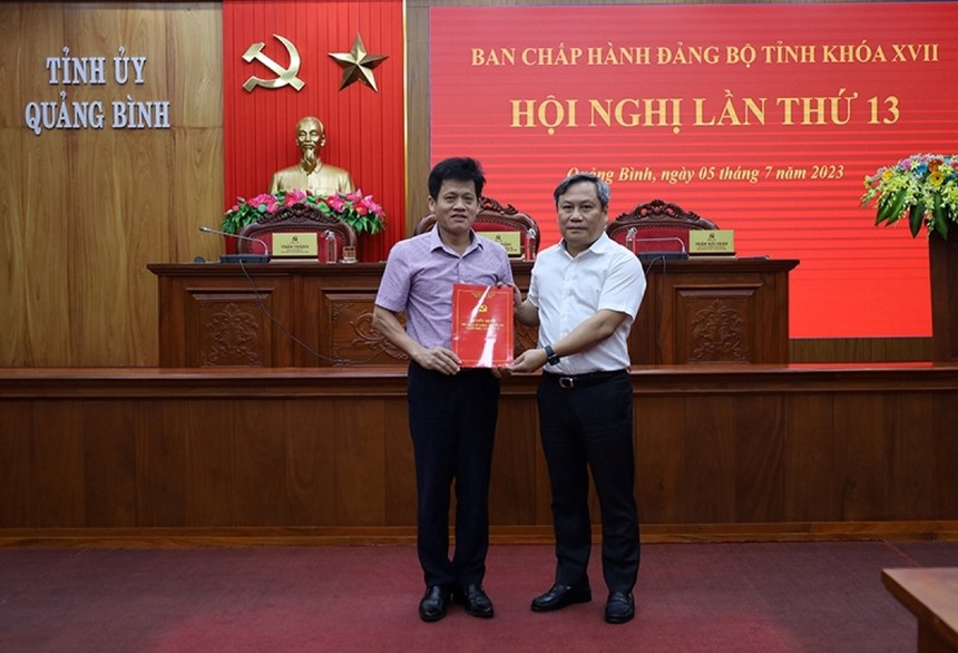 Trao quyết định của Ban Bí thư chuẩn y ông Lê Văn Bảo làm ủy viên, Chủ nhiệm Ủy ban Kiểm tra Tỉnh ủy Quảng Bình nhiệm kỳ 2020-2025.