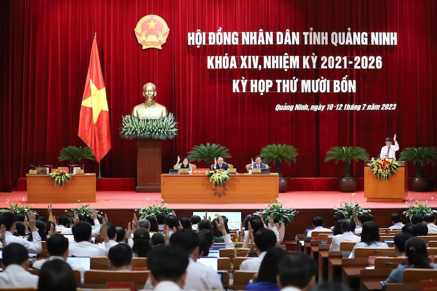Các đại biểu biểu quyết thông qua các dự thảo Nghị quyết tại kỳ họp thứ 14 của HĐND tỉnh Quảng Ninh khoá XIV.