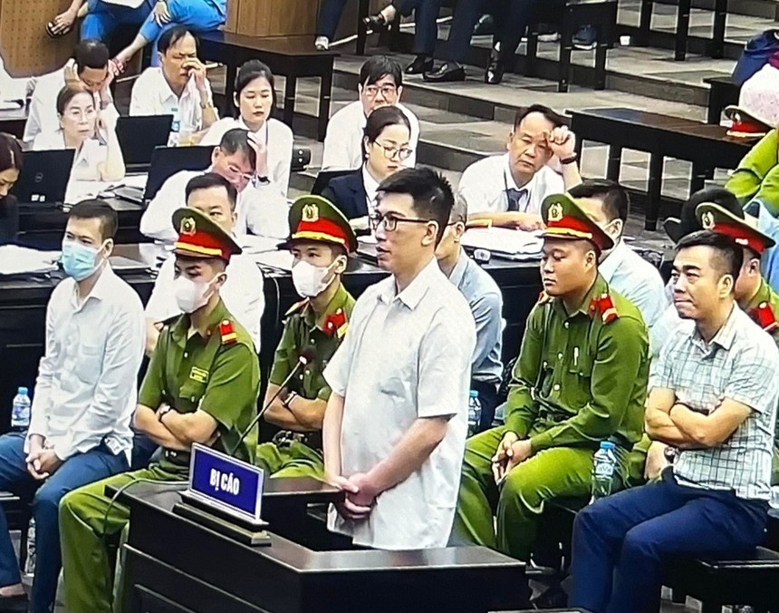 Bị cáo Nguyễn Quang Linh khai báo trước Hội đồng xét xử.