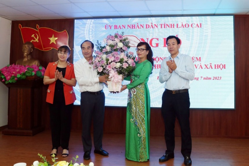 Lãnh đạo tỉnh Lào Cai chúc mừng bà Nguyễn Thị Hải Anh.