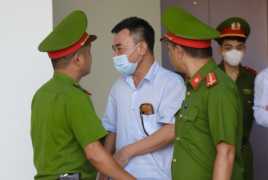 Cựu Phó giám đốc Công an TP.Hà Nội được dẫn giải tới tòa.