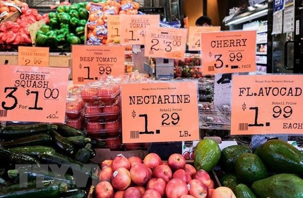 Giá các mặt hàng được niêm yết trong siêu thị ở New York, Mỹ ngày 12/1/2023. (Ảnh: THX/TTXVN).