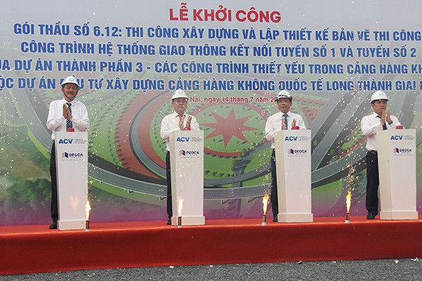 Lãnh đạo ACV và tỉnh Đồng Nai nhấn nút khởi công xây dựng 2 tuyến đường kết nối vào sân bay Long Thành. Ảnh: Lê Quân.