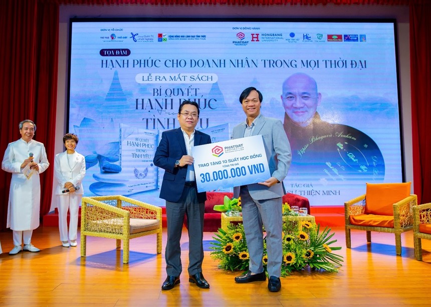 Ông Bùi Quang Anh Vũ – Tổng Giám đốc Phát Đạt trao tặng học bổng cho Đại diện trường Đại học Quốc tế Hồng Bàng.