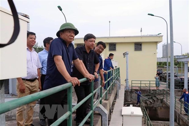 Ông Nguyễn Đức Thọ, Phó chủ tịch UBND thành phố Hải Phòng (đứng thứ nhất từ trái sang) đang thị sát công tác phòng chống bão số 1. (Ảnh: Hoàng Ngọc/TTXVN)