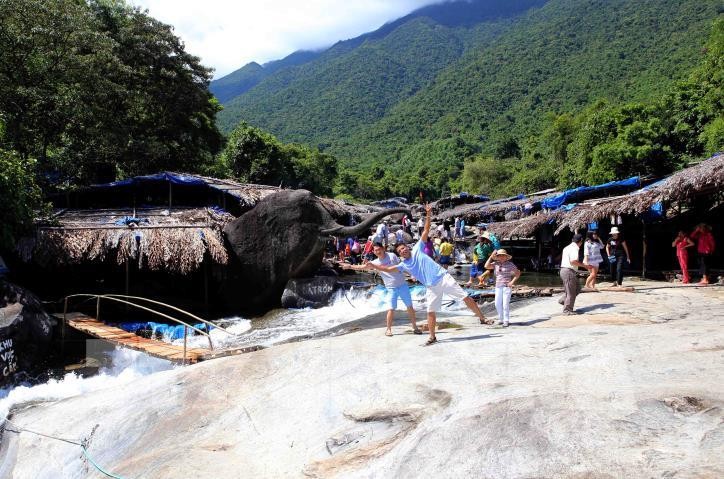 Thừa Thiên Huế nổi tiếng với những địa điểm du lịch sinh thái, phong phú các địa điểm suối thác hấp dẫn du khách gần xa.