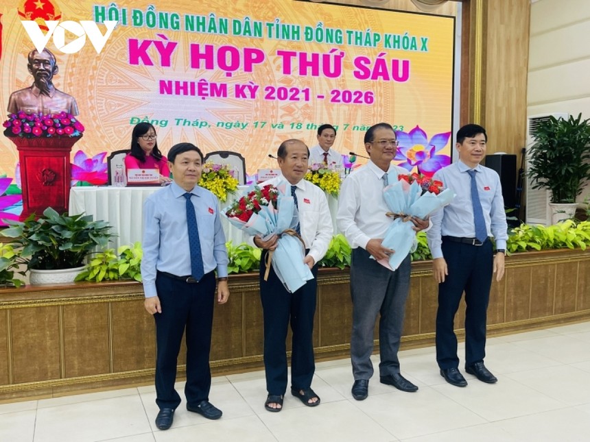 Lãnh đạo tỉnh Đồng Tháp tặng hoa cho ông Đoàn Tấn Bửu và ông Nguyễn Lâm Thái Thuận.