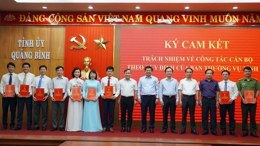 Thường trực Tỉnh ủy Quảng Bình trao quyết định điều động, bổ nhiệm cán bộ.