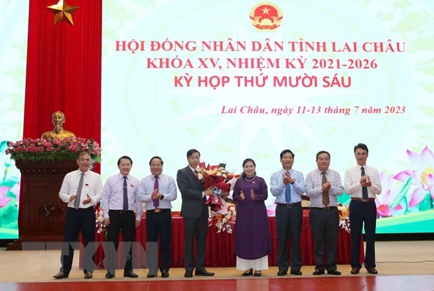 Các lãnh đạo tỉnh Lai Châu tặng hoa chúc mừng ông Lê Văn Lương được bầu chức danh Chủ tịch Ủy ban Nhân dân tỉnh Lai Châu nhiệm kỳ 2021-2026. (Ảnh: Quý Trung/TTXVN)