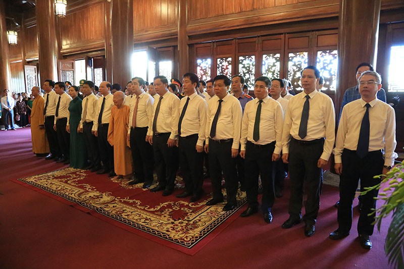 Lãnh đạo Tỉnh ủy, HĐND, UBND tỉnh, Ủy ban MTTQ tỉnh Thái Bình và các đại biểu dâng hương tưởng niệm tại Đền thờ Liệt sĩ tỉnh Thái Bình.