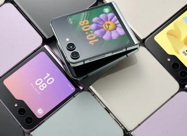 Màn hình bên ngoài của Z Flip 5 chiếm gần hết mặt trên của điện thoại khi gập lại. (Ảnh: Samsung)