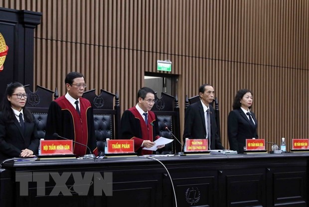 Thẩm phán, Chủ tọa phiên tòa Vũ Quang Huy tuyên án sơ thẩm đối với 54 bị cáo trong vụ án "Chuyến bay giải cứu." (Ảnh: Phạm Kiên/TTXVN)