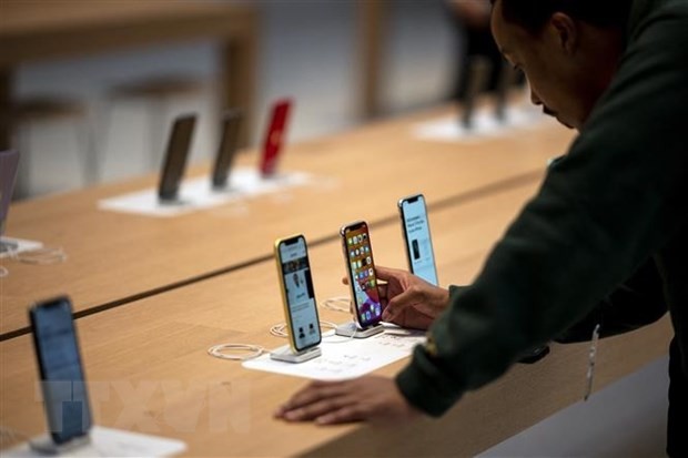 Khách hàng trải nghiệm điện thoại iPhone tại cửa hàng của Apple ở New York, Mỹ. (Ảnh: AFP/TTXVN)