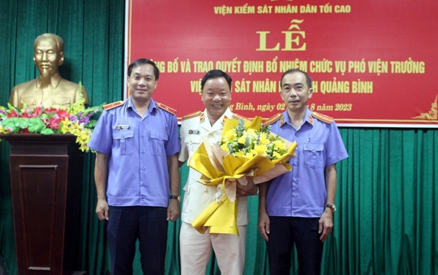 Lãnh đạo Viện Kiểm sát Nhân dân tỉnh Quảng Bình chúc mừng ông Cao Tiến Dũng (đứng giữa)