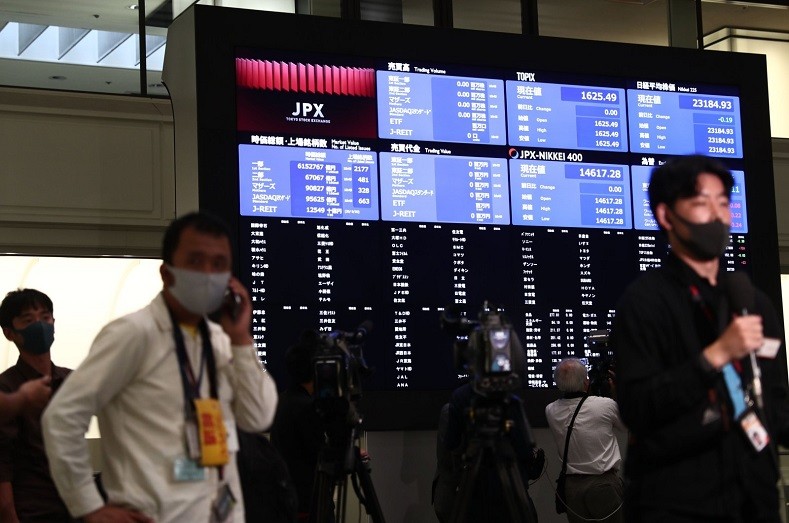 Bảng giá trực tuyến bên trong Sở giao dịch chứng khoán Tokyo. Ảnh: AFP.