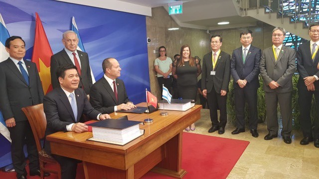 Bộ trưởng Công thương Nguyễn Hồng Diên cùng Bộ trưởng Bộ Kinh tế và Công nghiệp Israel, Nir Barkat ký kết VIFTA.