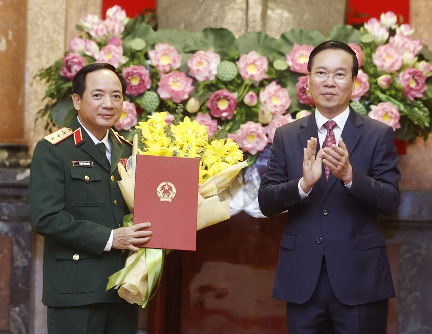 Chủ tịch nước Võ Văn Thưởng trao quyết định thăng quân hàm từ Trung tướng lên Thượng tướng đối với đồng chí Trịnh Văn Quyết.