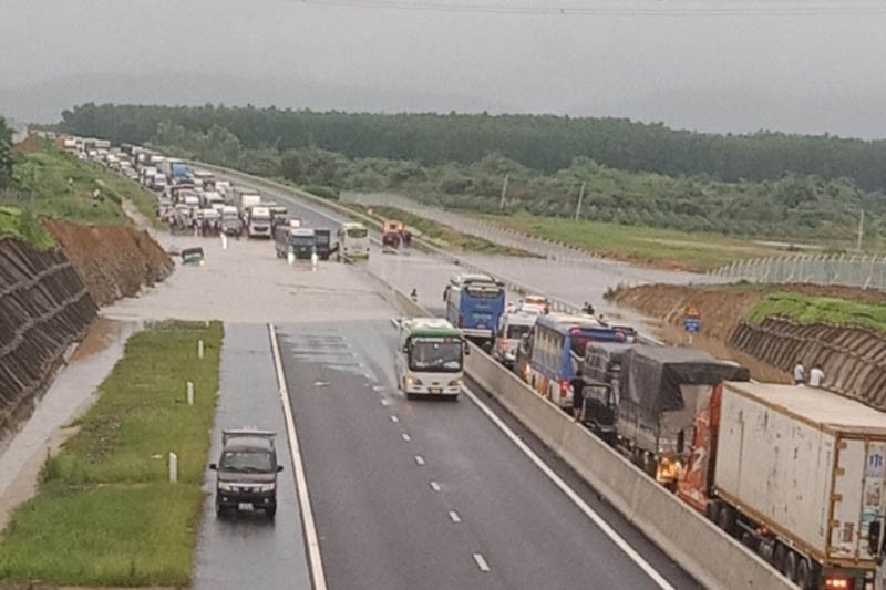 Cao tốc Phan Thiết - Dầu Giây bị ngập sau mưa lớn ngày 29/7 vừa qua. (Ảnh: Internet).
