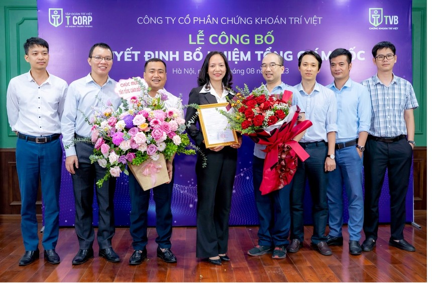 Bà Phùng Thị Thu Hà nhận hoa chúc mừng.