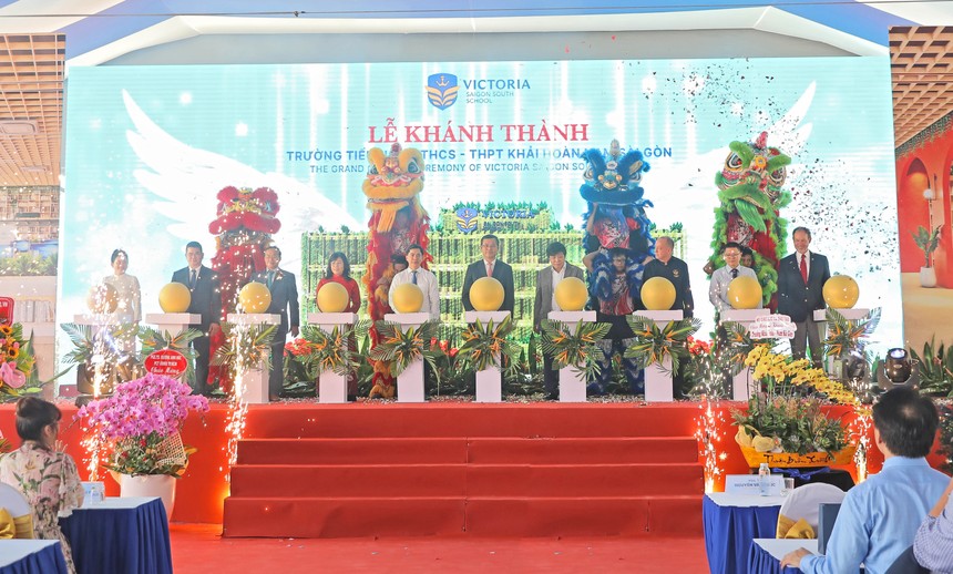 Các đại biểu thực hiện nghi thức khánh thành Trường Tiểu học-THCS-THPT Khải Hoàn - Nam Sài Gòn (Victoria School).