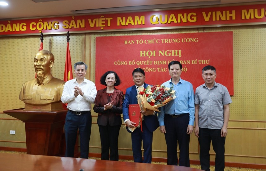 Lãnh đạo Ban Tổ chức Trung ương và Văn phòng Trung ương Đảng tặng hoa chúc mừng ông Phạm Trọng Cường.